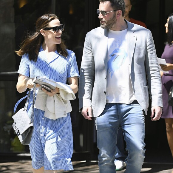 Ben Affleck et Jennifer Garner emmènent leurs enfants Violet, Seraphina et Samuel à la messe de Pâques à Los Angeles, le 16 avril 2017.