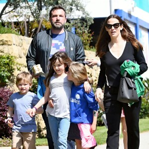 Ben Affleck et Jennifer Garner se baladent en famille avec leurs enfants Violet, Seraphina et Samuel dans les rues de Pacific Palisades. Le couple avait annoncé son divorce en juillet 2015.