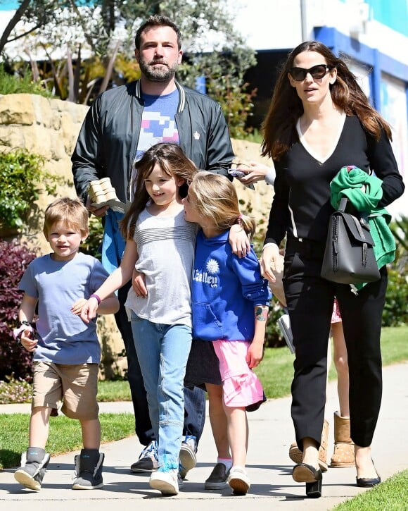 Ben Affleck et Jennifer Garner se baladent en famille avec leurs enfants Violet, Seraphina et Samuel dans les rues de Pacific Palisades. Le couple avait annoncé son divorce en juillet 2015.