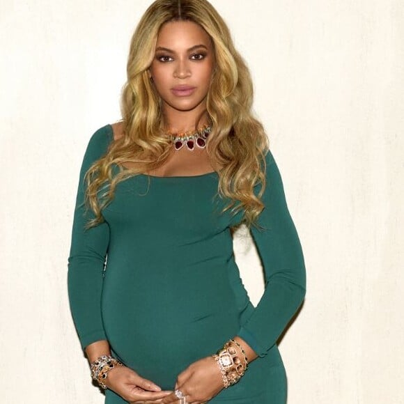 Beyoncé, enceinte de jumeaux, pose avant de se rendre à la soirée pre Oscars Harvey Weinstein organisée à Los Angeles le 25 février 2017.