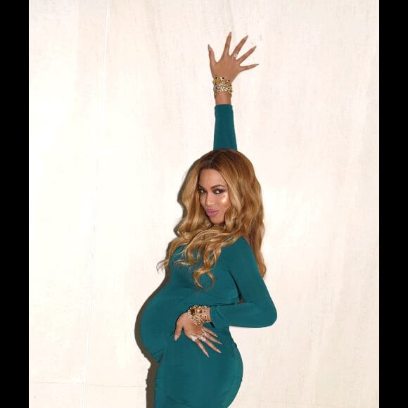 Beyoncé, enceinte de jumeaux, pose avant de se rendre à la soirée pre Oscars Harvey Weinstein organisée à Los Angeles le 25 février 2017.