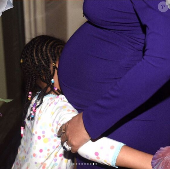 Photo de Beyoncé, enceinte de jumeaux, et sa fille Blue Ivy. Mars 2017.