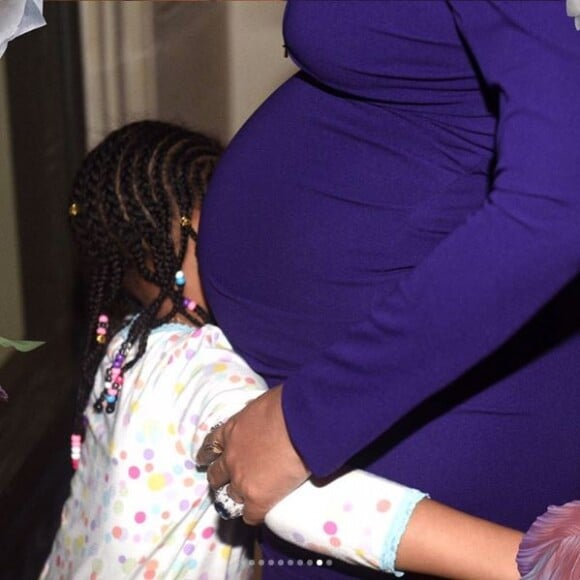 Photo de Beyoncé, enceinte de jumeaux, et sa fille Blue Ivy. Mars 2017.