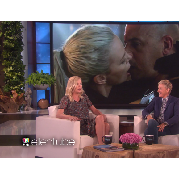 Charlize Theron parle du baiser avec Vin Diesel dans The Ellen Show.