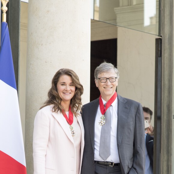 Bill Gates et sa femme Melinda sont reçus à l'Elysée pour être décorés de la plus haute distinction, l'insigne de Commandeur de la Légion d'Honneur. Paris, le 21 avril 2017.