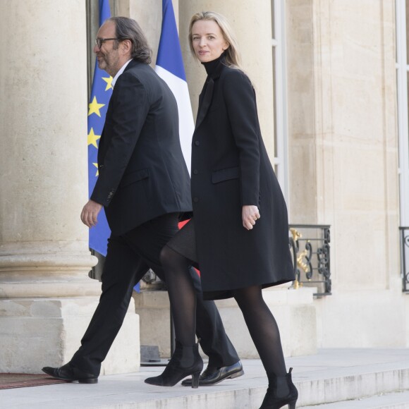 Xavier Niel (directeur de Iliad et copropriétaire du groupe Le Monde) avec sa compagne Delphine Arnault à l'Elysée lors de la remise de l'insigne de Commandeur de la Légion d'Honneur à B. Gates et sa femme Melinda. Paris, le 21 avril 2017.