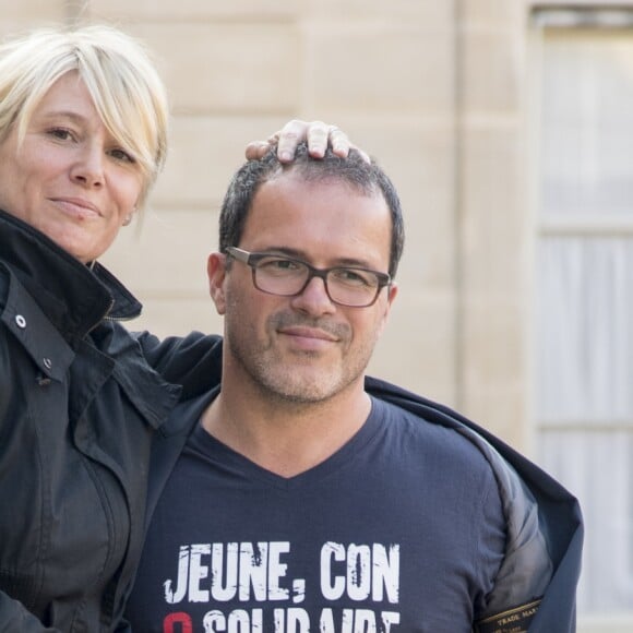 Maïtena Biraben et Luc Barruet, cofondateur de l'association Solidarité Sida, à l'Elysée lors de la remise de l'insigne de Commandeur de la Légion d'Honneur à Bill Gates et sa femme Melinda. Paris, le 21 avril 2017.