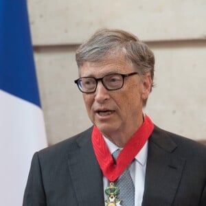 François Hollande, Président de la République Française, remet les insignes de Commandeur de la Légion d'Honneur à Bill Gates et sa femme Melinda à L'Elysée. Paris, le 21 avril 2017.