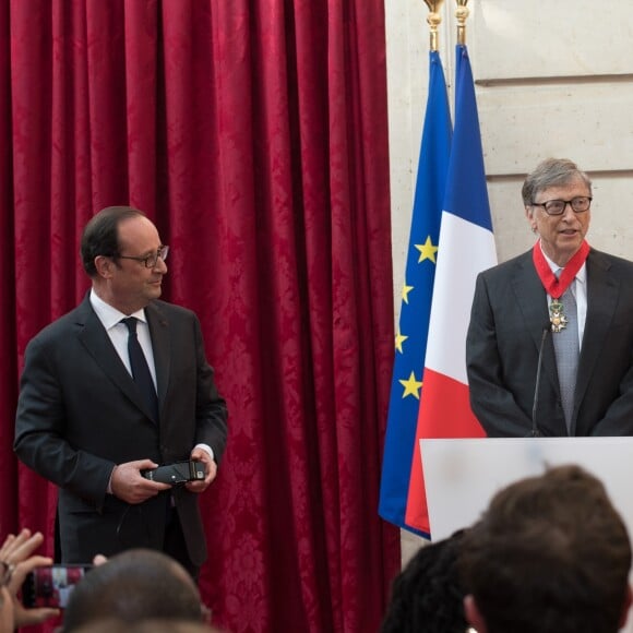 François Hollande, Président de la République Française, remet les insignes de Commandeur de la Légion d'Honneur à Bill Gates et sa femme Melinda à L'Elysée. Paris, le 21 avril 2017.