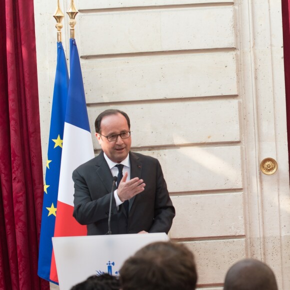 François Hollande, Président de la République Française, remet les insignes de Commandeur de la Légion d'Honneur à Bill Gates et sa femme Melinda à L'Elysée. Paris, le 21 avril 2017.