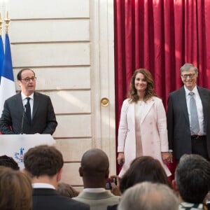 François Hollande, Président de la République Française, remet les insignes de Commandeur de la Légion d'Honneur à Bill Gates et sa femme Melinda à L'Elysée. Paris, le 21 avril 2017.