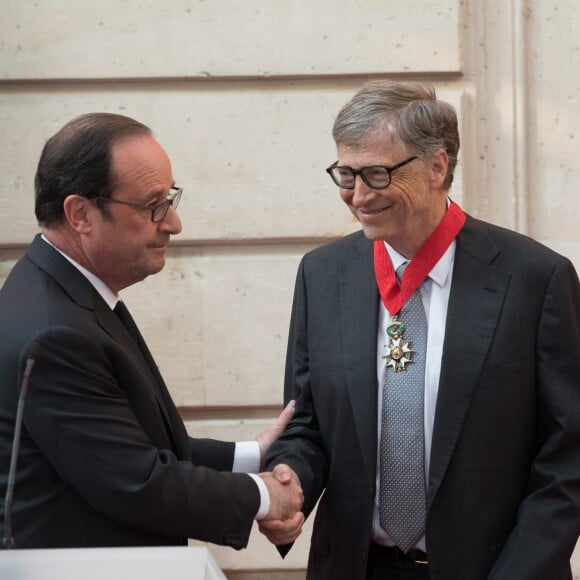 François Hollande, Président de la République Française, remet les insignes de Commandeur de la Légion d'Honneur à Bill Gates et sa femme Melinda à L'Elysée. Paris, le 21 avril 2017.