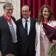 François Hollande, Président de la République Française, remet les insignes de Commandeur de la Légion d'Honneur à Bill Gates et sa femme Melinda à L'Elysée. Paris, le 21 avril 2017.