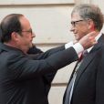 François Hollande, Président de la République Française, remet les insignes de Commandeur de la Légion d'Honneur à Bill Gates et sa femme Melinda à L'Elysée. Paris, le 21 avril 2017.