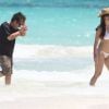 Al Pacino et Lucila Sola se baignent en amoureux à Cancun, Mexique le 26 avril 2017. L'acteur qui vient d'avoir 77 ans le 25 avril 2017 se baigne habillé alors que Lucila, 38 ans, porte un bikini blanc.