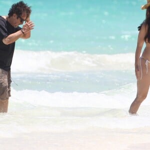 Al Pacino et Lucila Sola se baignent en amoureux à Cancun, Mexique le 26 avril 2017. L'acteur qui vient d'avoir 77 ans le 25 avril 2017 se baigne habillé alors que Lucila, 38 ans, porte un bikini blanc.