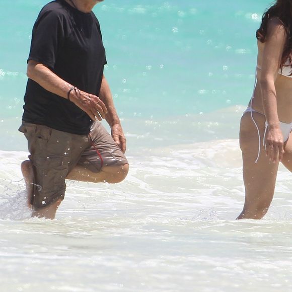 Al Pacino et sa compagne Lucila Sola se baignent en amoureux à Cancun, Mexique le 26 avril 2017. L'acteur qui vient d'avoir 77 ans le 25 avril 2017 se baigne habillé alors que Lucila, 38 ans, porte un bikini blanc.