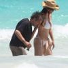 Al Pacino et sa compagne Lucila Sola se baignent en amoureux à Cancun, Mexique le 26 avril 2017. L'acteur qui vient d'avoir 77 ans le 25 avril 2017 se baigne habillé alors que Lucila, 37 ans, porte un bikini blanc.