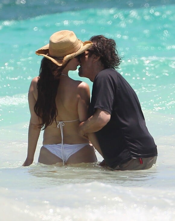 Al Pacino et sa compagne Lucila Sola se baignent en amoureux à Cancun, Mexique le 26 avril 2017. L