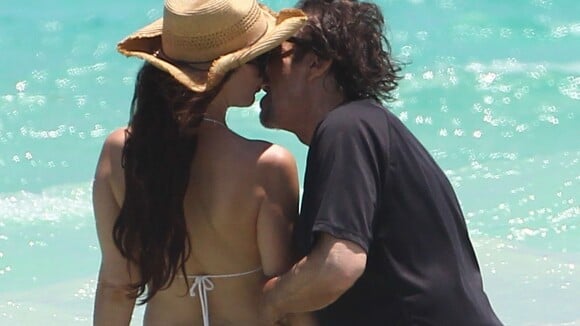 Al Pacino célèbre ses 77 ans, une main sur le sein de sa jeune chérie en bikini