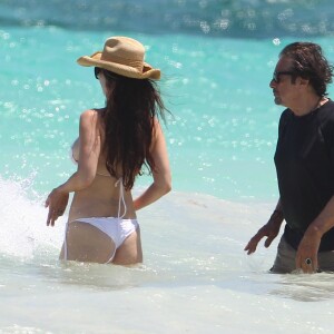 Al Pacino et sa compagne Lucila Sola se baignent en amoureux à Cancun, Mexique le 26 avril 2017. L'acteur qui vient d'avoir 77 ans le 25 avril 2017 se baigne habillé alors que Lucila, 38 ans, porte un bikini blanc.