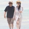 Al Pacino et sa compagne Lucila Sola se baignent en amoureux à Cancun, Mexique le 26 avril 2017. L'acteur qui vient d'avoir 77 ans le 25 avril 2017 se baigne habillé alors que Lucila, 38 ans, porte un bikini blanc.