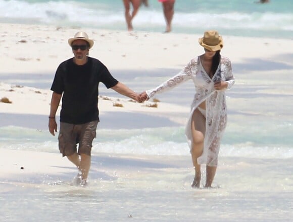 Al Pacino et sa chérie Lucila Sola en amoureux à Cancun, Mexique le 26 avril 2017.