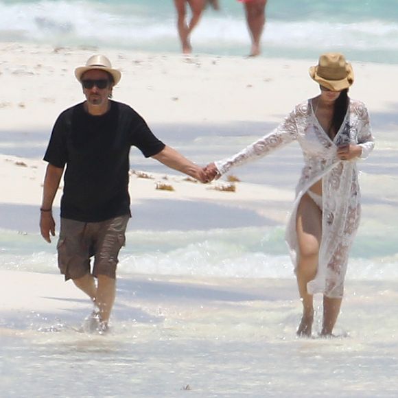 Al Pacino et sa chérie Lucila Sola en amoureux à Cancun, Mexique le 26 avril 2017.
