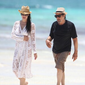 Al Pacino et sa compagne Lucila Sola se baignent en amoureux à Cancun, Mexique le 26 avril 2017. L'acteur qui vient d'avoir 77 ans le 25 avril 2017 se baigne habillé alors que Lucila, 38 ans, porte un bikini blanc.