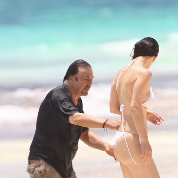 Al Pacino et sa compagne Lucila Sola se baignent en amoureux à Cancun, Mexique le 26 avril 2017. L'acteur qui vient d'avoir 77 ans le 25 avril 2017 se baigne habillé alors que Lucila, 38 ans, porte un bikini blanc.