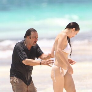 Al Pacino et sa compagne Lucila Sola se baignent en amoureux à Cancun, Mexique le 26 avril 2017. L'acteur qui vient d'avoir 77 ans le 25 avril 2017 se baigne habillé alors que Lucila, 38 ans, porte un bikini blanc.