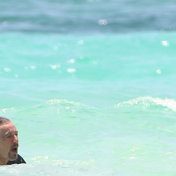 Al Pacino et sa compagne Lucila Sola se baignent en amoureux à Cancun, Mexique le 26 avril 2017. L'acteur qui vient d'avoir 77 ans le 25 avril 2017 se baigne habillé alors que Lucila, 38 ans, porte un bikini blanc.