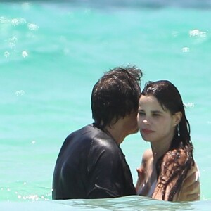 Al Pacino et sa compagne Lucila Sola se baignent en amoureux à Cancun, Mexique le 26 avril 2017. L'acteur qui vient d'avoir 77 ans le 25 avril 2017 se baigne habillé alors que Lucila, 38 ans, porte un bikini blanc.