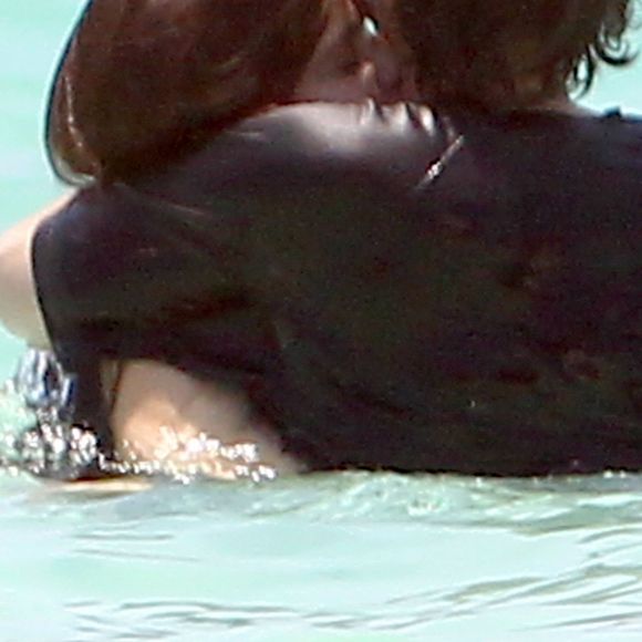 Al Pacino et sa compagne Lucila Sola se baignent en amoureux à Cancun, Mexique le 26 avril 2017. L'acteur qui vient d'avoir 77 ans le 25 avril 2017 se baigne habillé alors que Lucila, 38 ans, porte un bikini blanc.