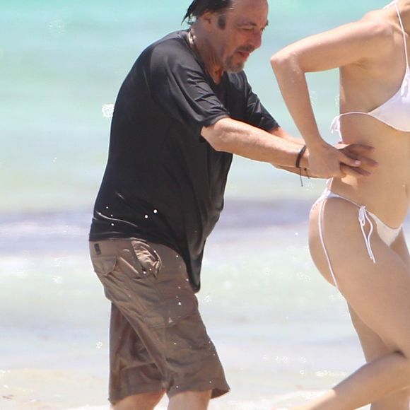 Al Pacino et sa compagne Lucila Sola se baignent en amoureux à Cancun, Mexique le 26 avril 2017. L'acteur qui vient d'avoir 77 ans le 25 avril 2017 se baigne habillé alors que Lucila, 38 ans, porte un bikini blanc.