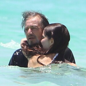 Al Pacino et sa compagne Lucila Sola se baignent en amoureux à Cancun, Mexique le 26 avril 2017. L'acteur qui vient d'avoir 77 ans le 25 avril 2017 se baigne habillé alors que Lucila, 38 ans, porte un bikini blanc.