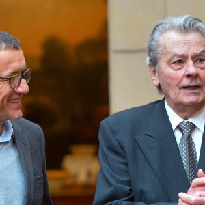 Dany Boon et Alain Delon lors de l'élévation de L. Renaud au rang de grand-croix de l'ordre national du Mérite, au Palais de l'Elysée à Paris, le 23 mars 2017. © Guirec Coadic/Bestimage