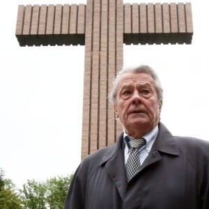 Alain Delon participe aux commémorations du 76e anniversaire de l'Appel du 18 juin prononcé par le Général de Gaulle en 1940 à Colombey-les-deux-Eglises, le 18 Juin 2016. © Dominique Jacovides/Bestimage