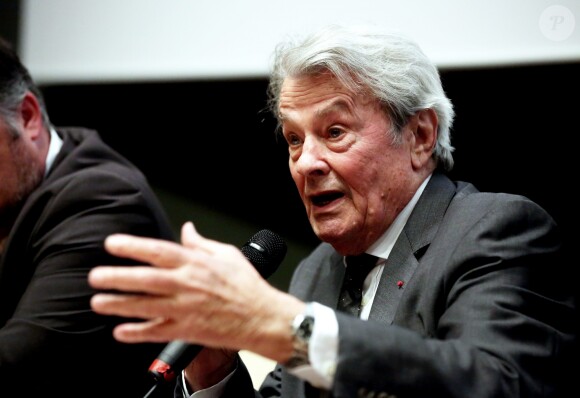 Alain Delon a raconté son amitié, son amour, sa passion pour le Général de Gaulle, devant la presse réunie au Mémorial de Colombey-les-Deux-Églises, la star du cinéma français est venue faire la promotion du spectacle "Génération de Gaulle", présenté le soir même en avant-première. Un spectacle nocturne son et lumière auquel il prête sa voix. Un honneur selon celui qui voue une admiration totale au Général. Colombey-les-Deux-Eglises, le 17 Juin 2016. © Dominique Jacovides/Bestimage