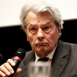 Alain Delon a raconté son amitié, son amour, sa passion pour le Général de Gaulle, devant la presse réunie au Mémorial de Colombey-les-Deux-Églises, la star du cinéma français est venue faire la promotion du spectacle "Génération de Gaulle", présenté le soir même en avant-première. Un spectacle nocturne son et lumière auquel il prête sa voix. Un honneur selon celui qui voue une admiration totale au Général. Colombey-les-Deux-Eglises, le 17 Juin 2016. © Dominique Jacovides/Bestimage