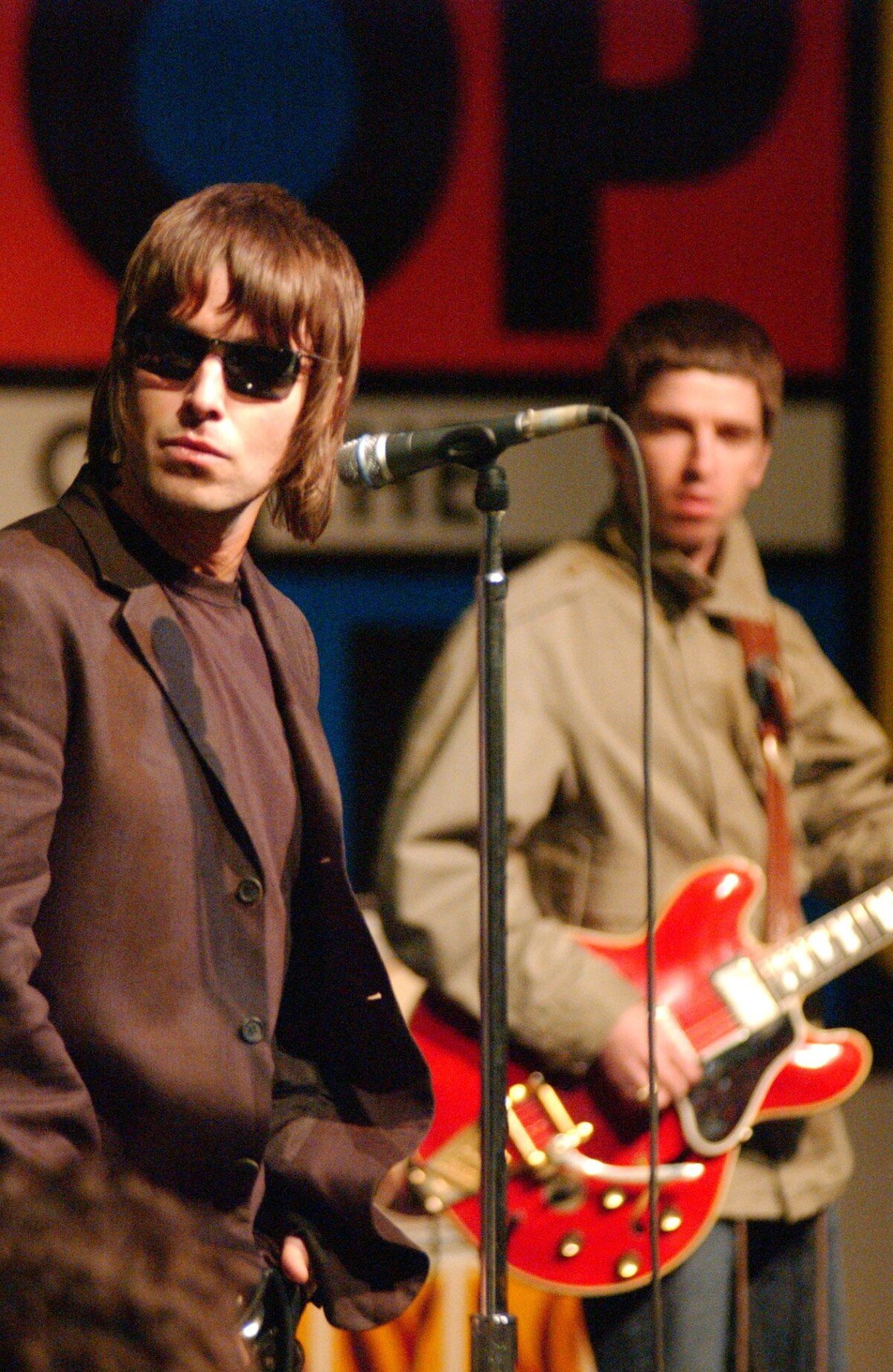 Photo : Liam Gallagher et Noel Gallagher à Londres en 2002. - Purepeople