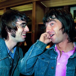 Liam Gallagher et Noel à Londres en 1999.