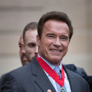 François Hollande remet les insignes de la Légion d'honneur à Arnold Schwarzenegger pour son engagement en faveur de l'environnement au palais de l'Elysée à Paris le 28 avril 2017