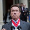 François Hollande remet les insignes de la Légion d'honneur à Arnold Schwarzenegger pour son engagement en faveur de l'environnement au palais de l'Elysée à Paris le 28 avril 2017