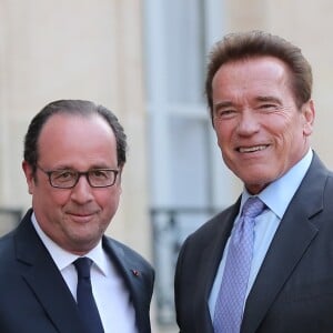 François Hollande remet les insignes de la Légion d'honneur à Arnold Schwarzenegger pour son engagement en faveur de l'environnement au palais de l'Elysée à Paris le 28 avril 2017