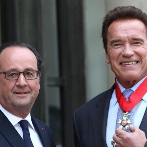 François Hollande remet les insignes de la Légion d'honneur à Arnold Schwarzenegger pour son engagement en faveur de l'environnement au palais de l'Elysée à Paris le 28 avril 2017