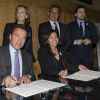 Arnold Schwarzenegger (Président fondateur de Regions of Climate Action (R20)) et Anne Hidalgo, maire de Paris lors de la signature d'une convention de coopération entre le C40 et le R20, pour unir les forces de ces deux réseaux en faveur de la lutte contre le dérèglement climatique le 28 avril 2017. © Pierre Perusseau / Bestimage