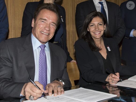 Arnold Schwarzenegger (Président fondateur de Regions of Climate Action (R20)) et Anne Hidalgo, maire de Paris lors de la signature d'une convention de coopération entre le C40 et le R20, pour unir les forces de ces deux réseaux en faveur de la lutte contre le dérèglement climatique le 28 avril 2017. © Pierre Perusseau / Bestimage