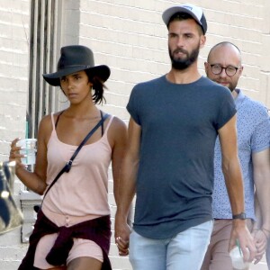 Semi-Exclusif - Benoît Paire et sa compagne Shy'm se promènent dans les rues de Brooklyn à New York. Il semblerait que le tennisman continue de profiter pleinement de sa vie personnelle, malgré les nombreux avertissements du directeur national technique de l'équipe de France de Tennis et son exclusion des Jeux Olympiques pour manquements au règlement de vie mis en place par la Fédération. Le joueur sera-t-il en forme pour affronter ses concurrents lors du tournoi de tennis US Open de Flushing Meadows ? En tous cas, la chanteuse et le sportif ne se quittent pas d'une seconde....New York, le 23 août 2016