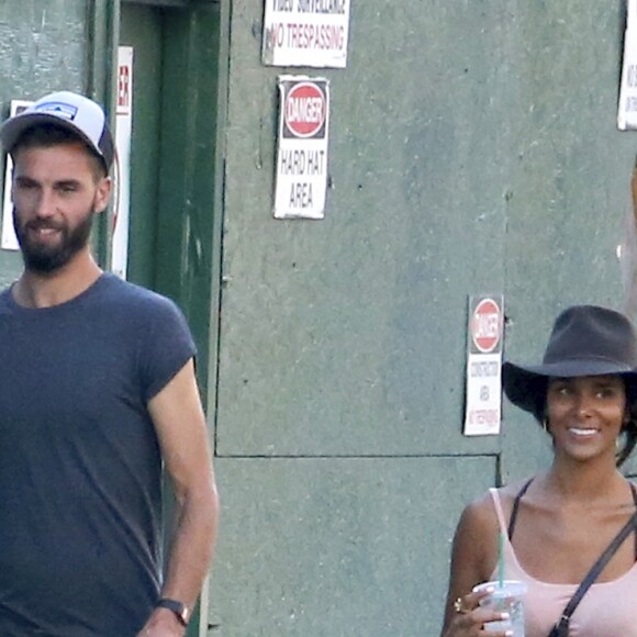 Semi-Exclusif - Benoît Paire et sa compagne Shy'm se promènent dans les rues de Brooklyn à New York. Il semblerait que le tennisman continue de profiter pleinement de sa vie personnelle, malgré les nombreux avertissements du directeur national technique de l'équipe de France de Tennis et son exclusion des Jeux Olympiques pour manquements au règlement de vie mis en place par la Fédération. Le joueur sera-t-il en forme pour affronter ses concurrents lors du tournoi de tennis US Open de Flushing Meadows ? En tous cas, la chanteuse et le sportif ne se quittent pas d'une seconde....New York, le 23 août 2016